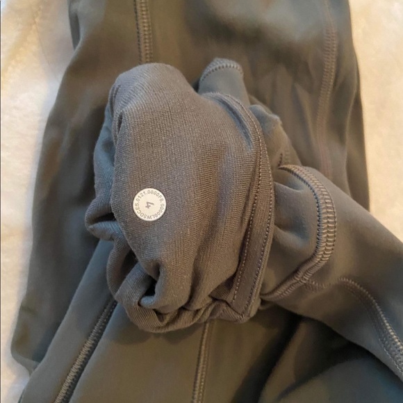 lulu aligns 25” with pockets - Picture 3 of 5